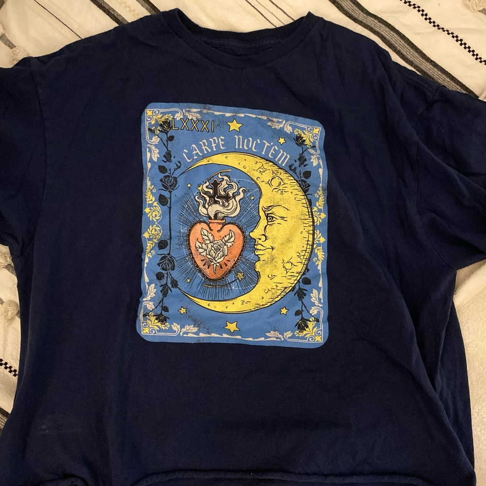 Graphic tee navy blue with “cease the night” in French design.